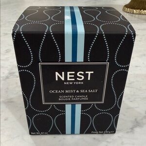 NEST Fragrances Ocean Mist & Sea Salt Candle - Black and Blue